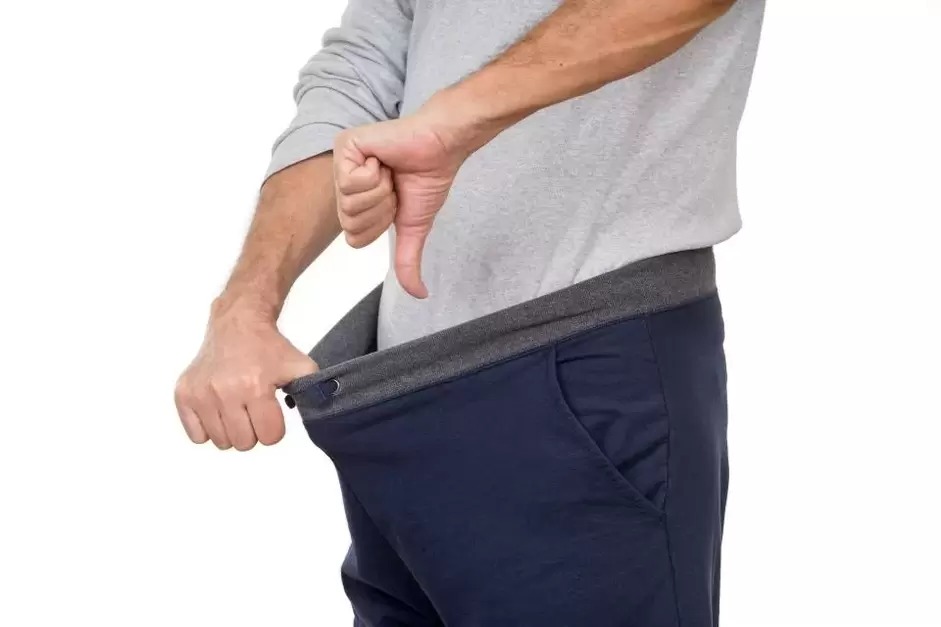 Мужчина недоволен размером своего полового члена и не знает, как его увеличить.